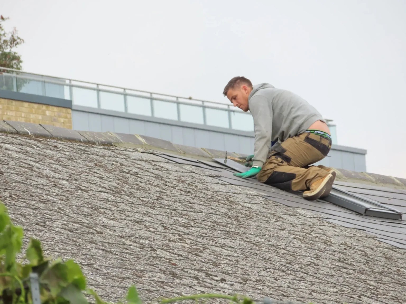 04住宅屋顶-Residential Roofing Toronto Close view of asphalt shingles being installed