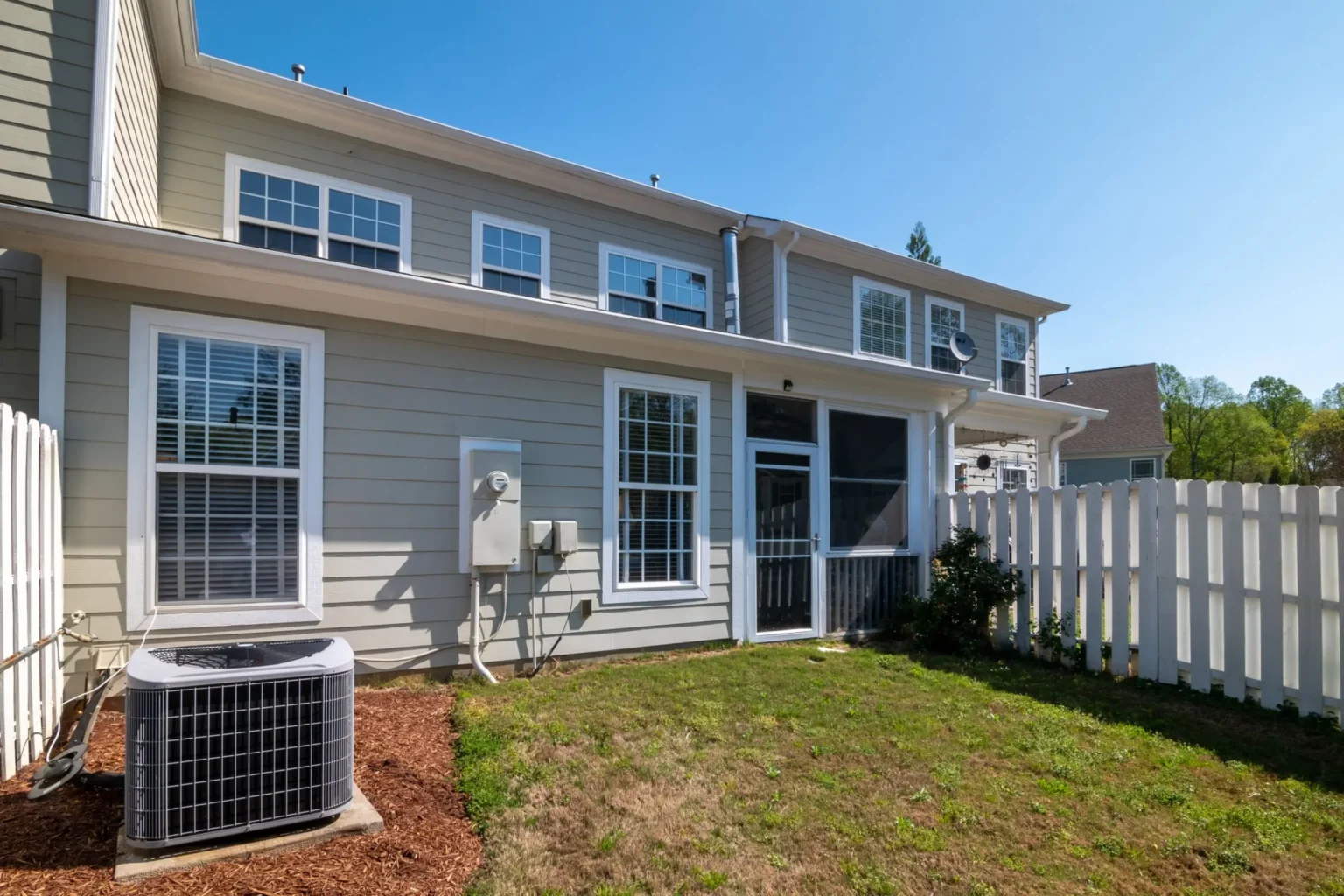 关于我们-About King Roofing & Construction Finished grey-sided home with a completed roof