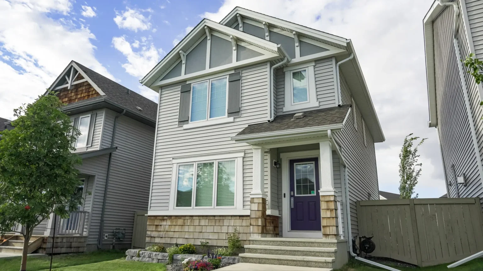 04住宅屋顶-Residential Roofing Toronto Suburban home with a finished asphalt shingle roof
