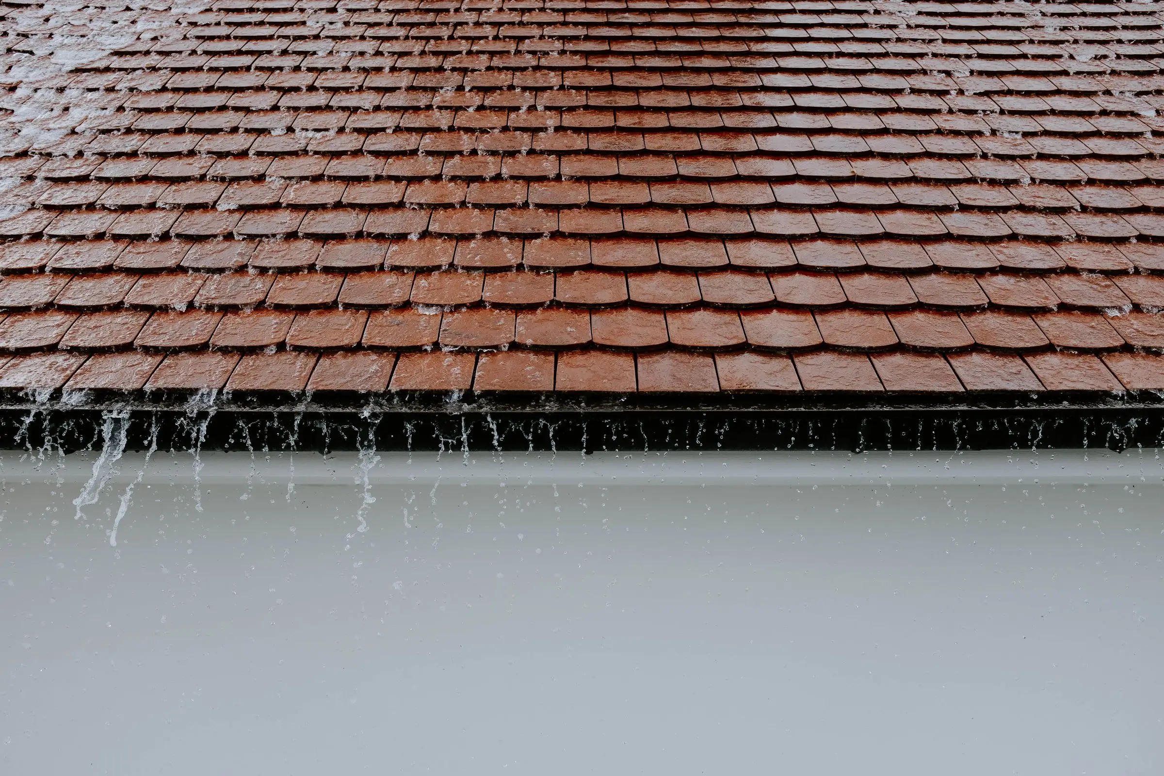 首页-Toronto Roofing Contractor | King Roofing & Construction Roof and gutter system performing during heavy rain