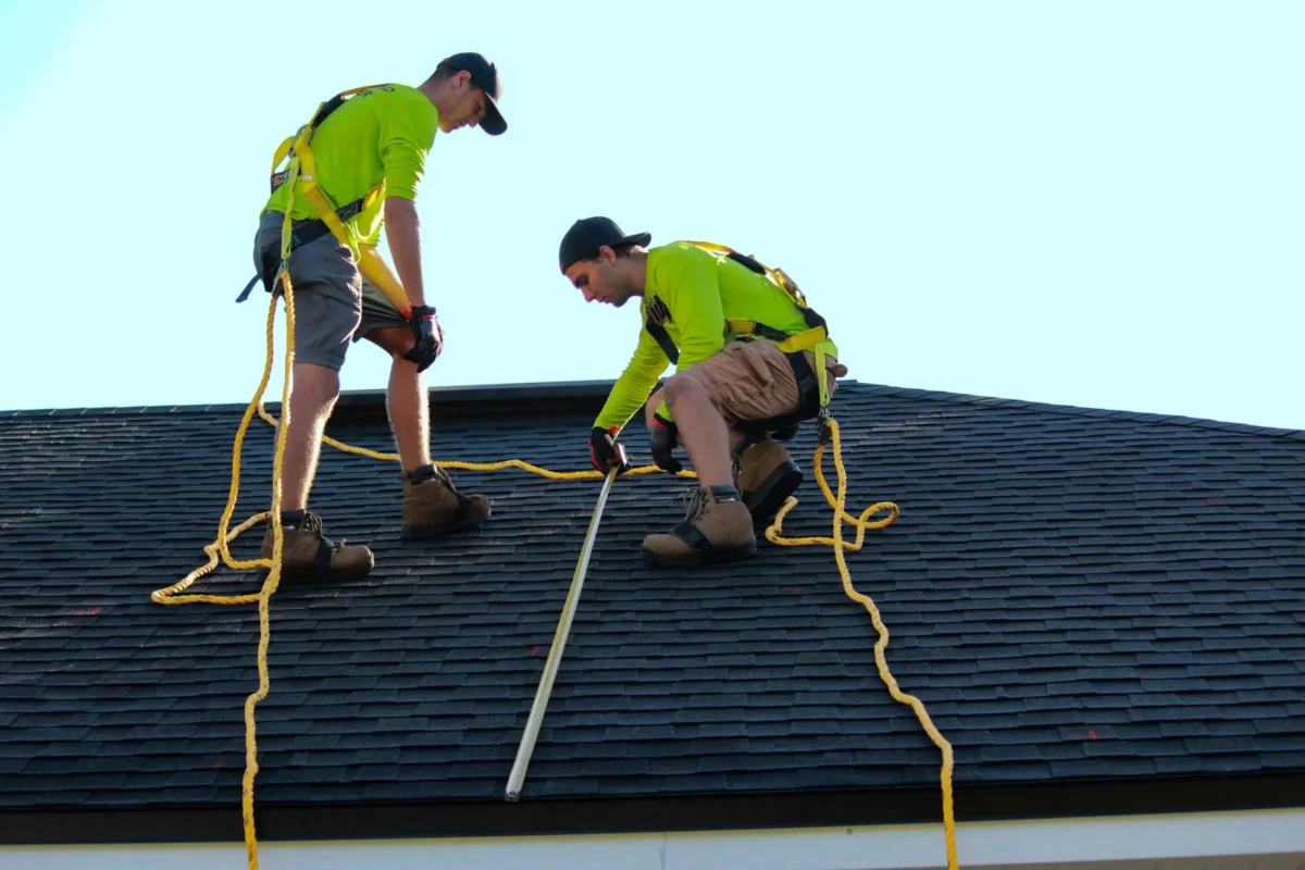 首页-Toronto Roofing Contractor | King Roofing & Construction Roofing professionals working safely on an asphalt shingle roof
