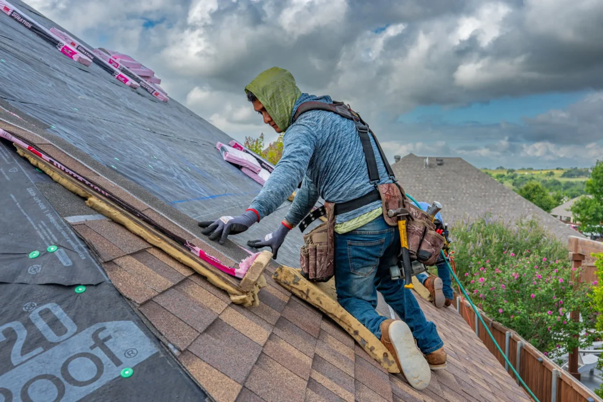 04住宅屋顶-Residential Roofing Toronto Roofing professionals installing asphalt shingles