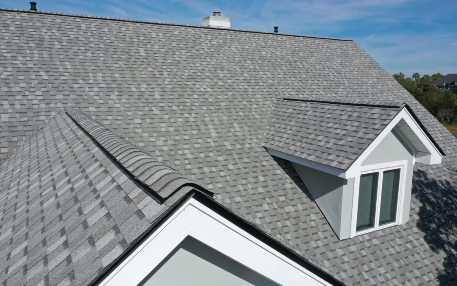 04住宅屋顶-Residential Roofing Toronto Detailed grey asphalt shingle residential roof in Toronto